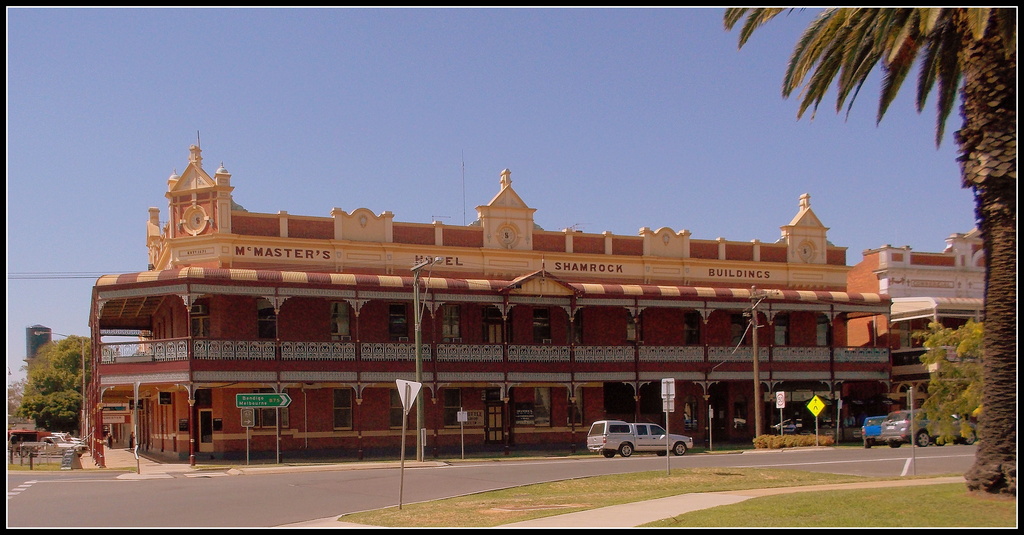 Old country pub in Echuca by cruiser