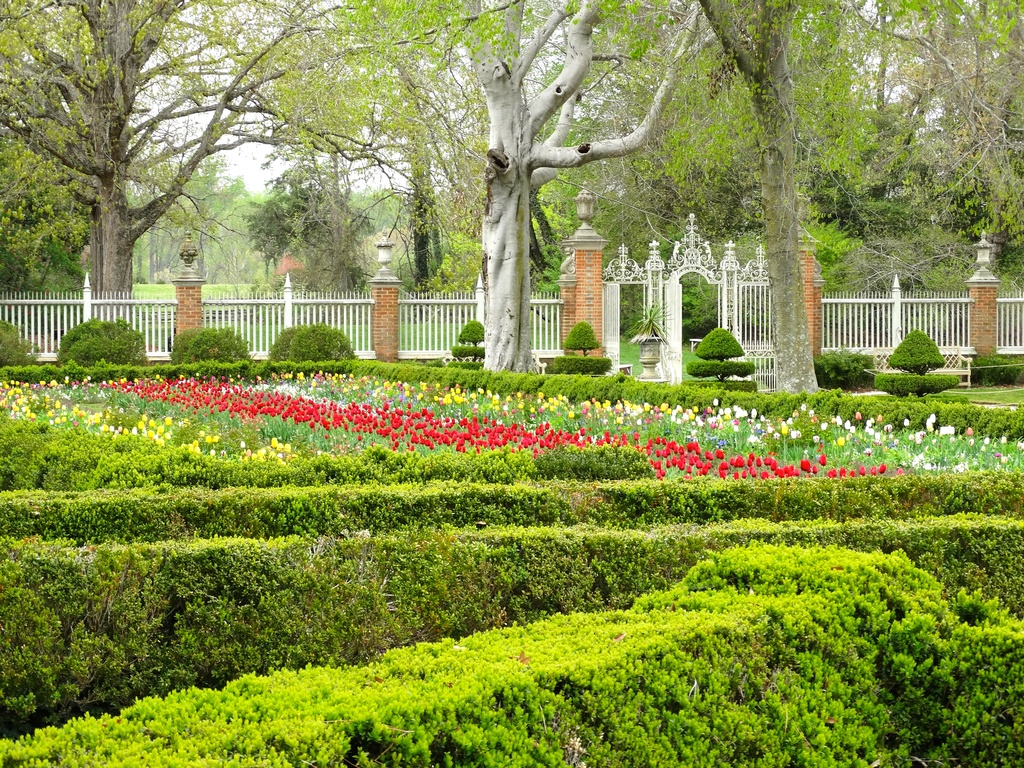 Governor's Palace Gardens  by khawbecker