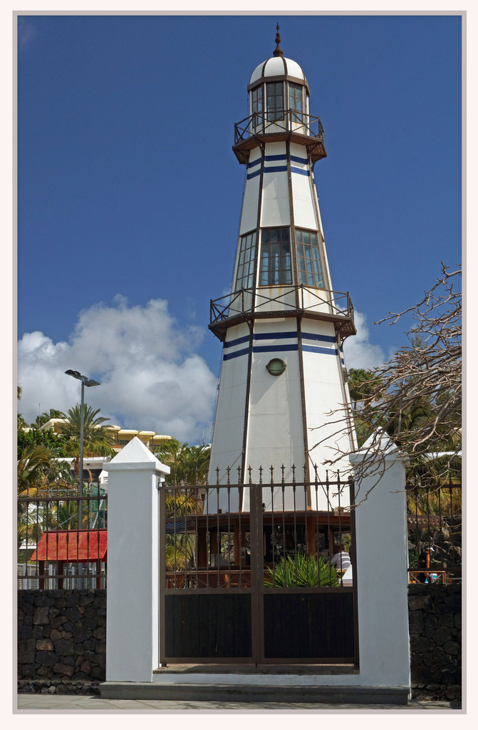 Old Lighthouse by pcoulson