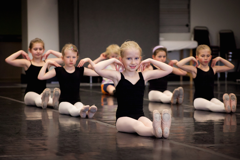 Ballet class by kiwichick