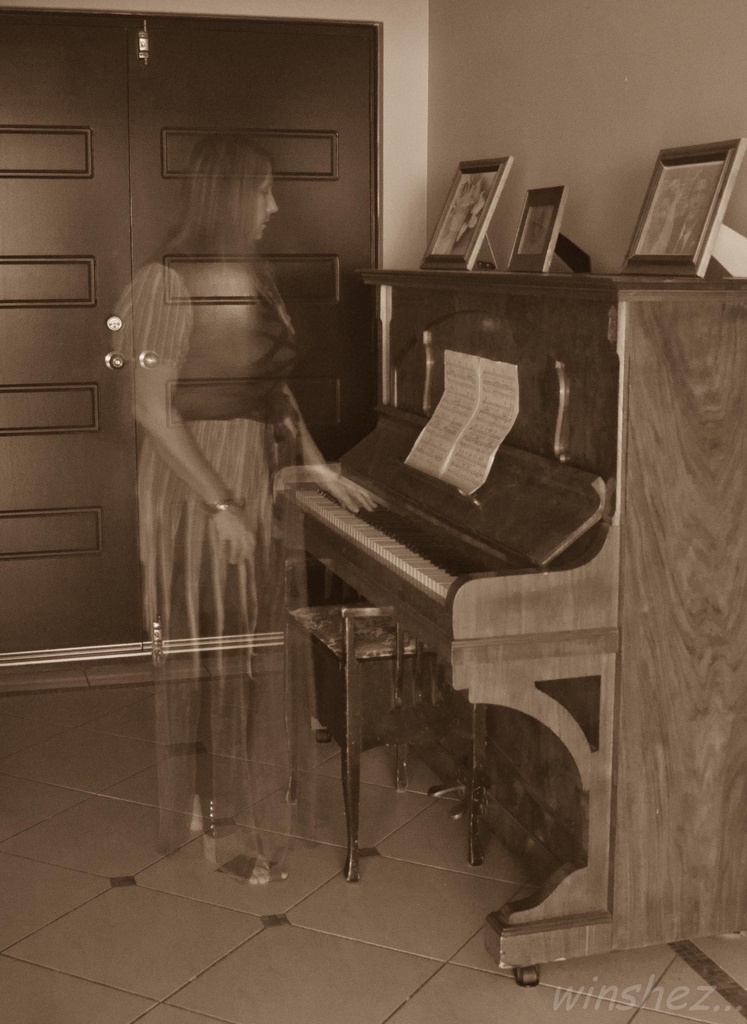 ghostly piano player by winshez