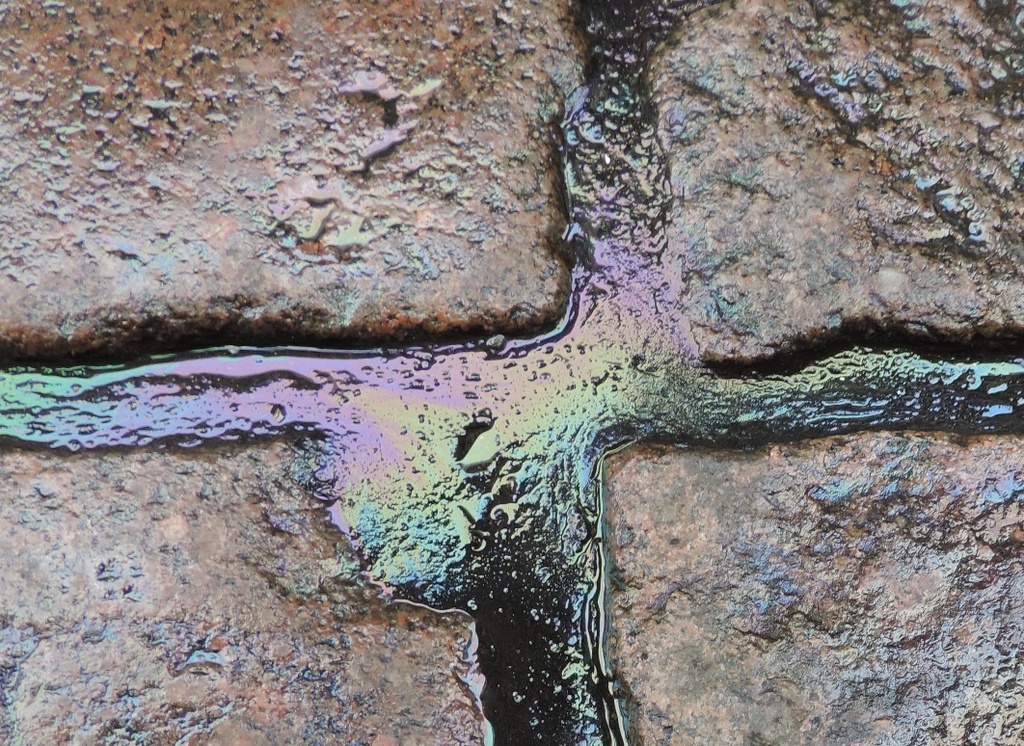 Oil spill on cobbles by roachling