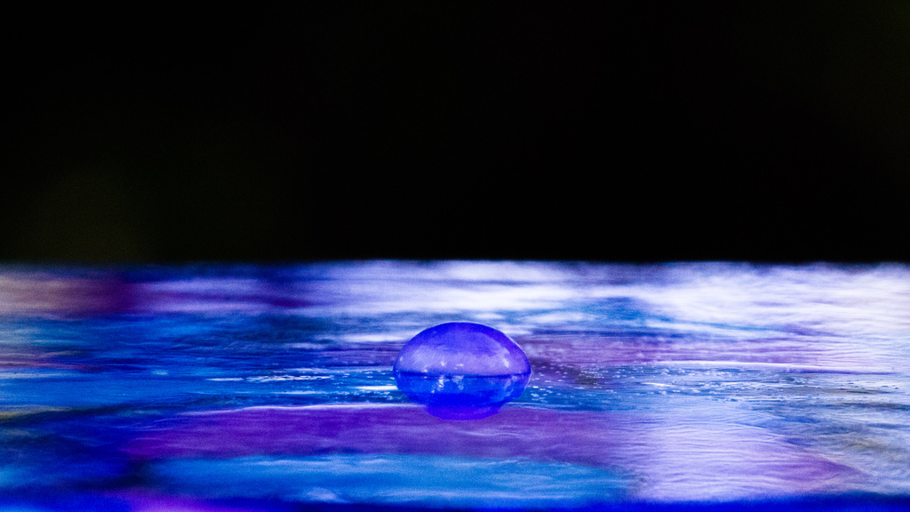 Reflective Droplet by stray_shooter