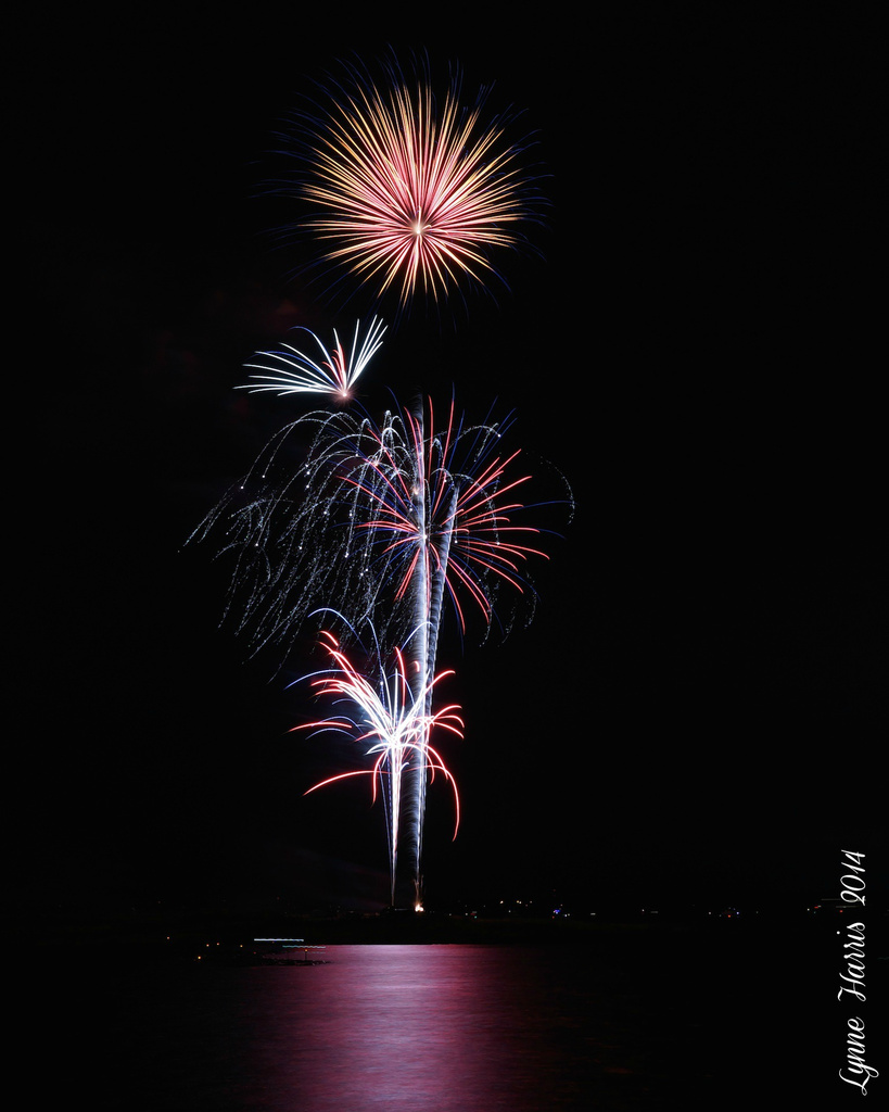 Friday Night Fireworks I by lynne5477