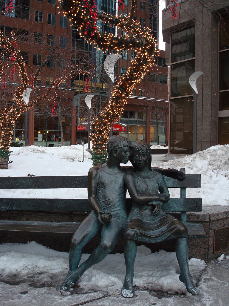 Couple statue in Montreal by dora