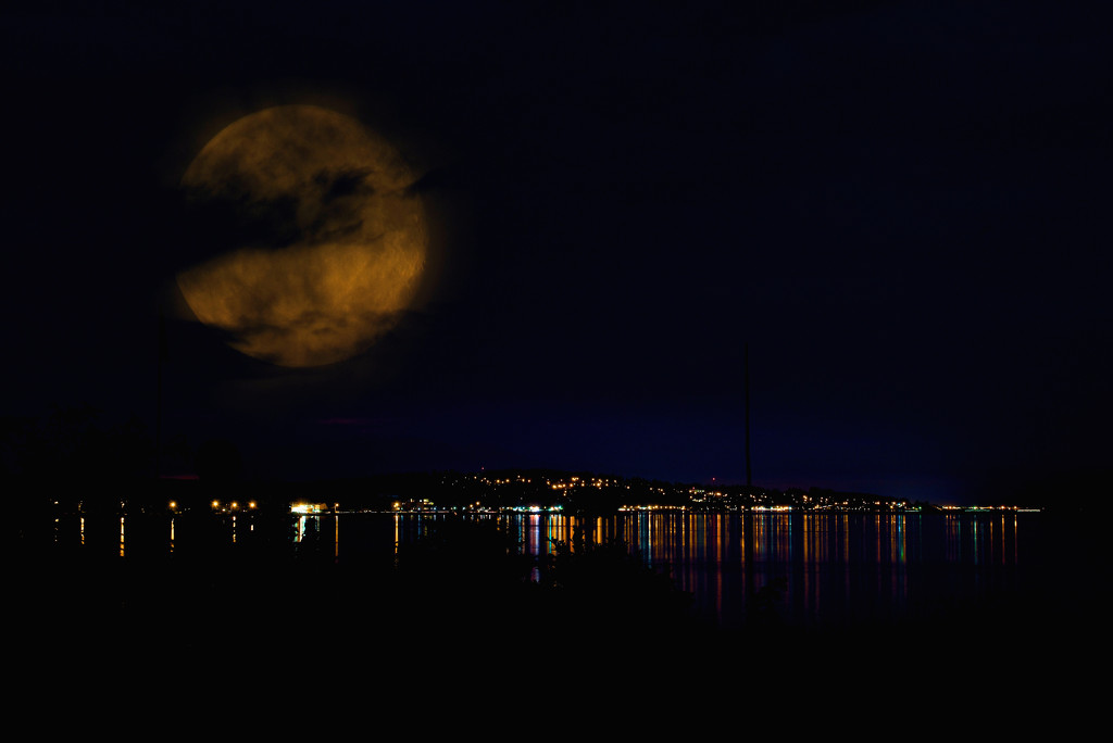 Super moon over my city by kwind