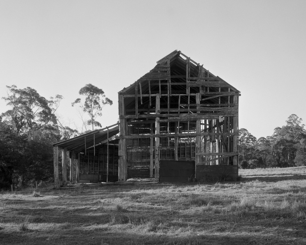 Old barn by peterdegraaff