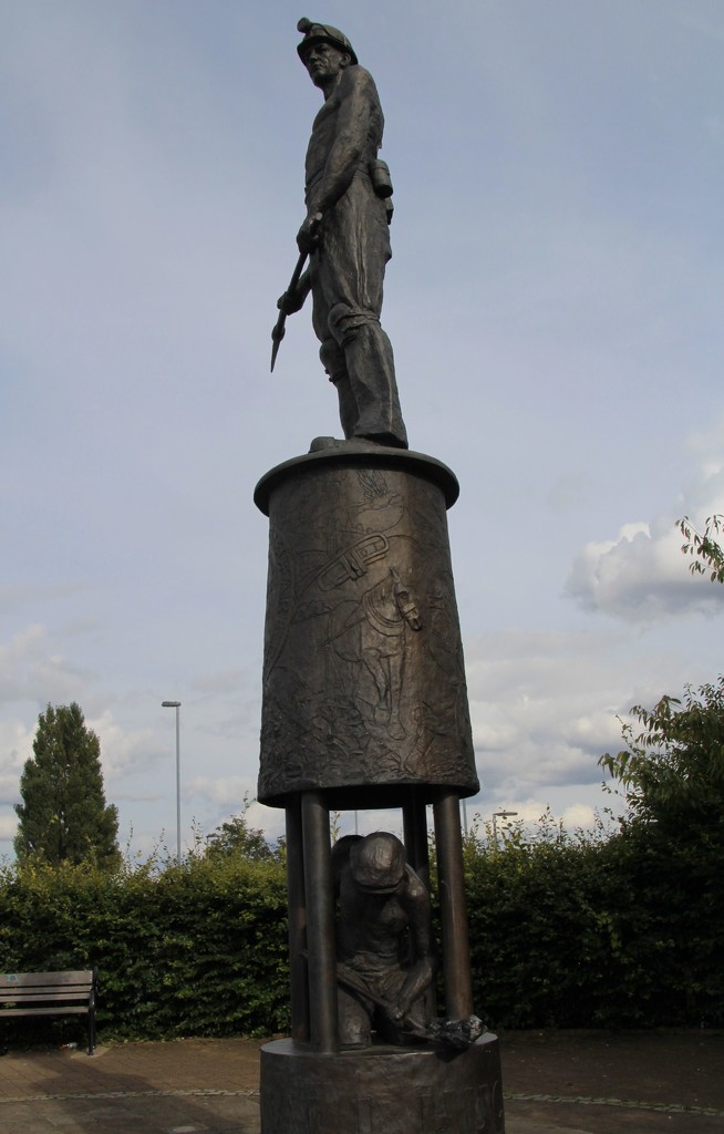 Miners Statue Hucknall by oldjosh