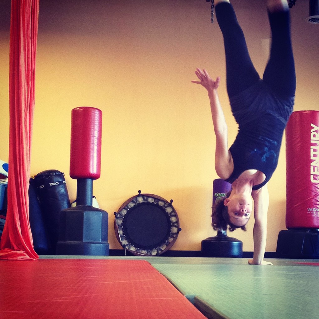 One handed handstand by annymalla
