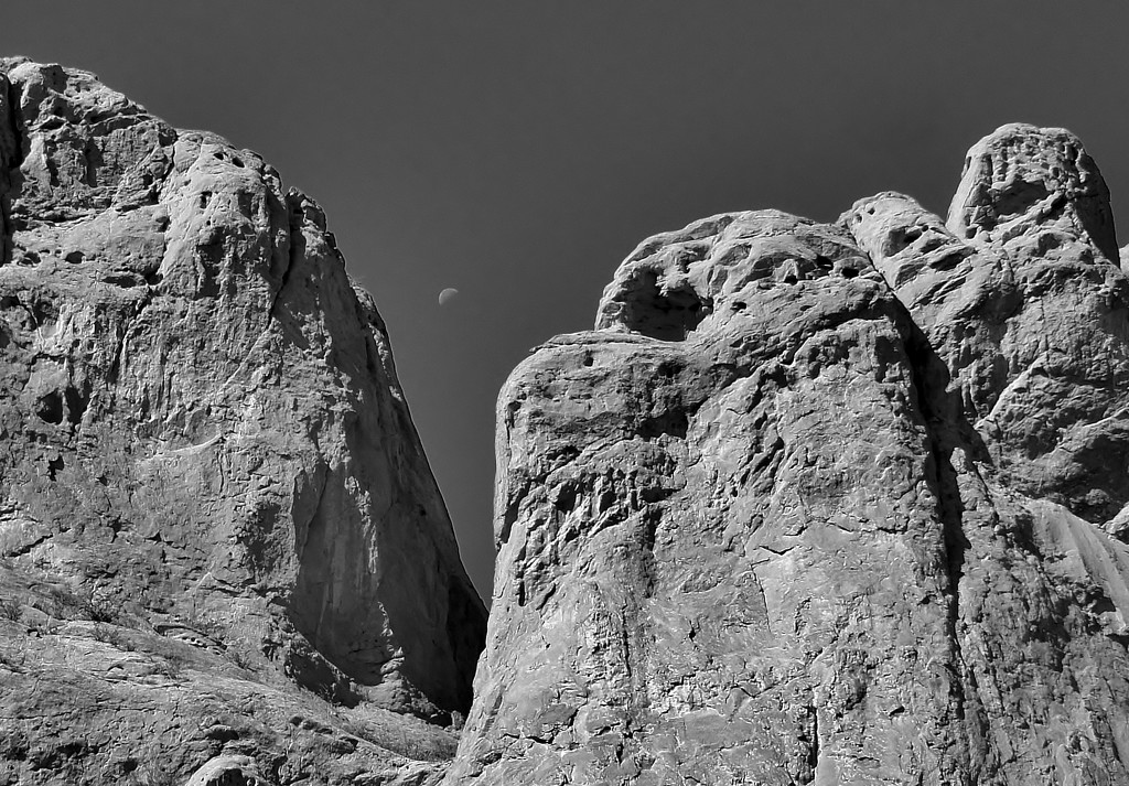 Moon Over Garden of the Gods by dmdfday