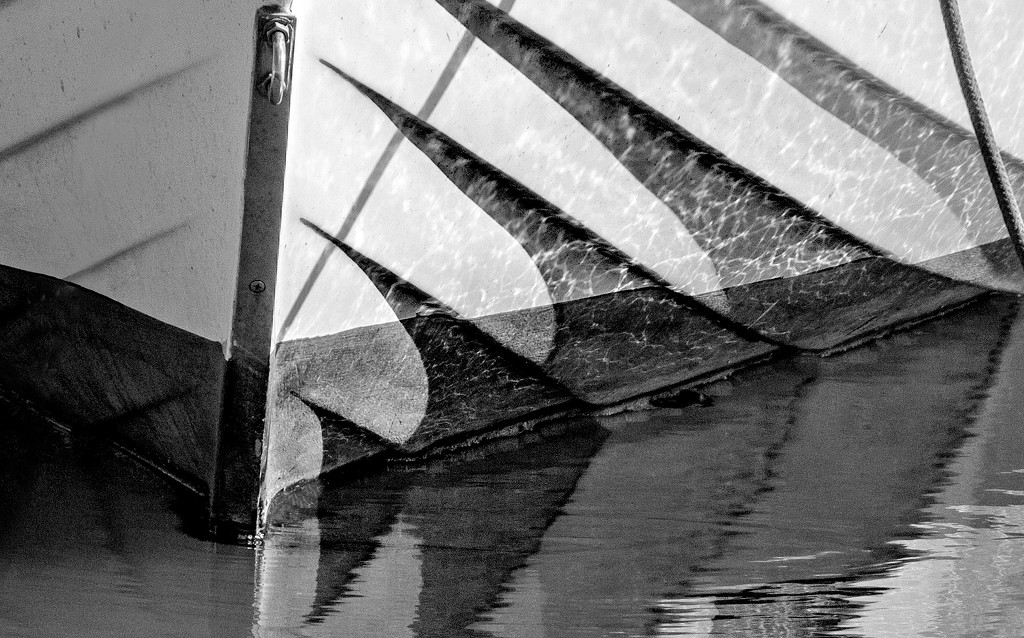 Boat in the water II by dulciknit