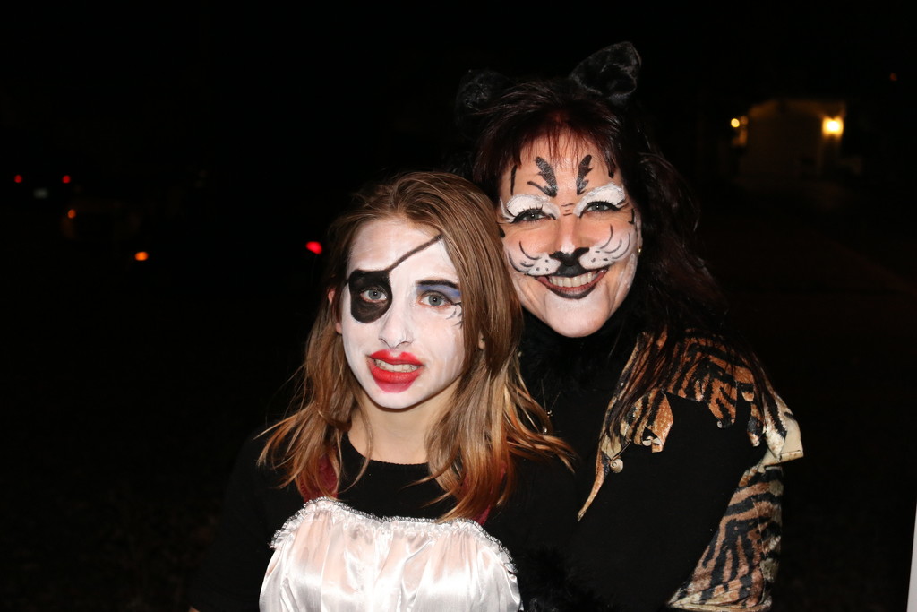 Halloween-Chloe and her mom. by hellie