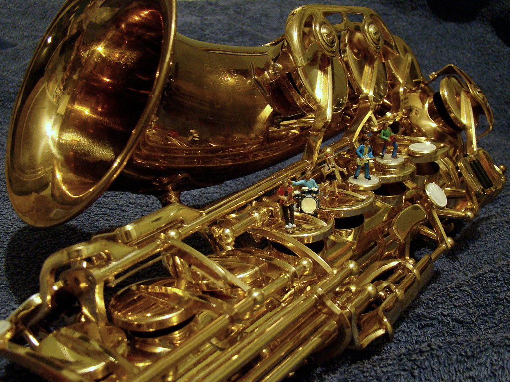 Nov 06: Saxophone v2 by bulldog