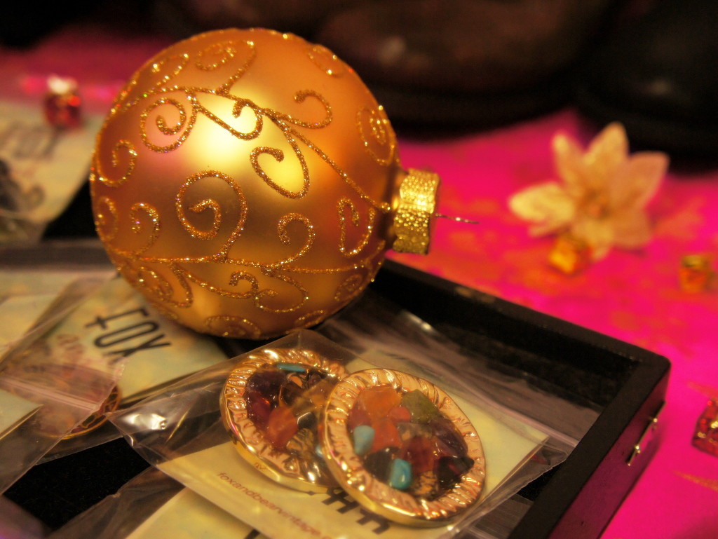 Golden bauble by boxplayer