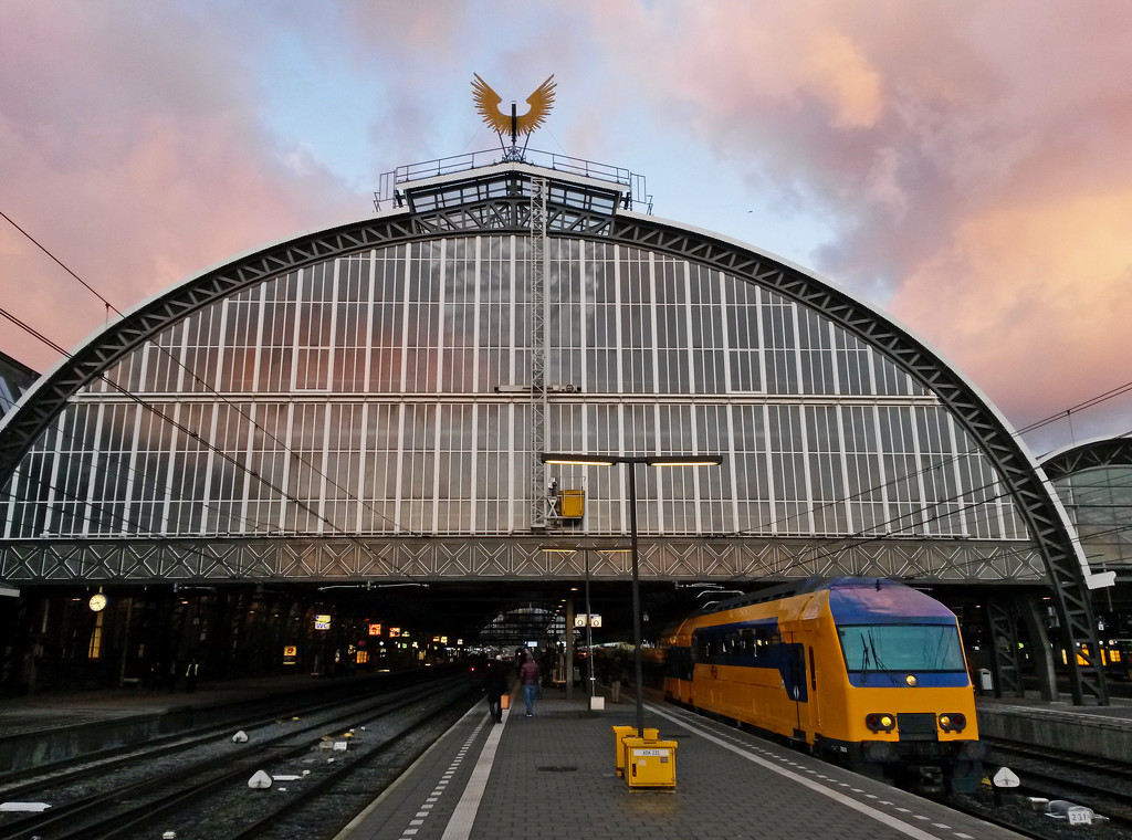 Amsterdam - Centraal Station by train365
