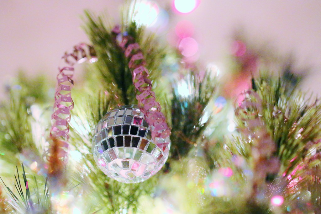 Christmas Tree Glow by lynnz