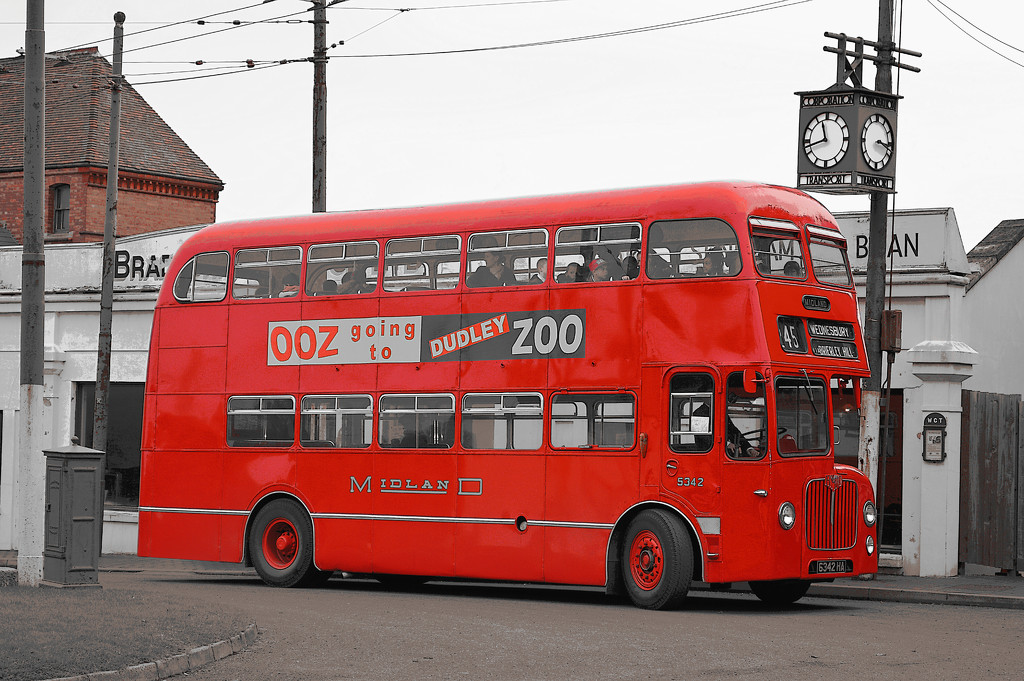Vintage Red Bus. by darrenboyj
