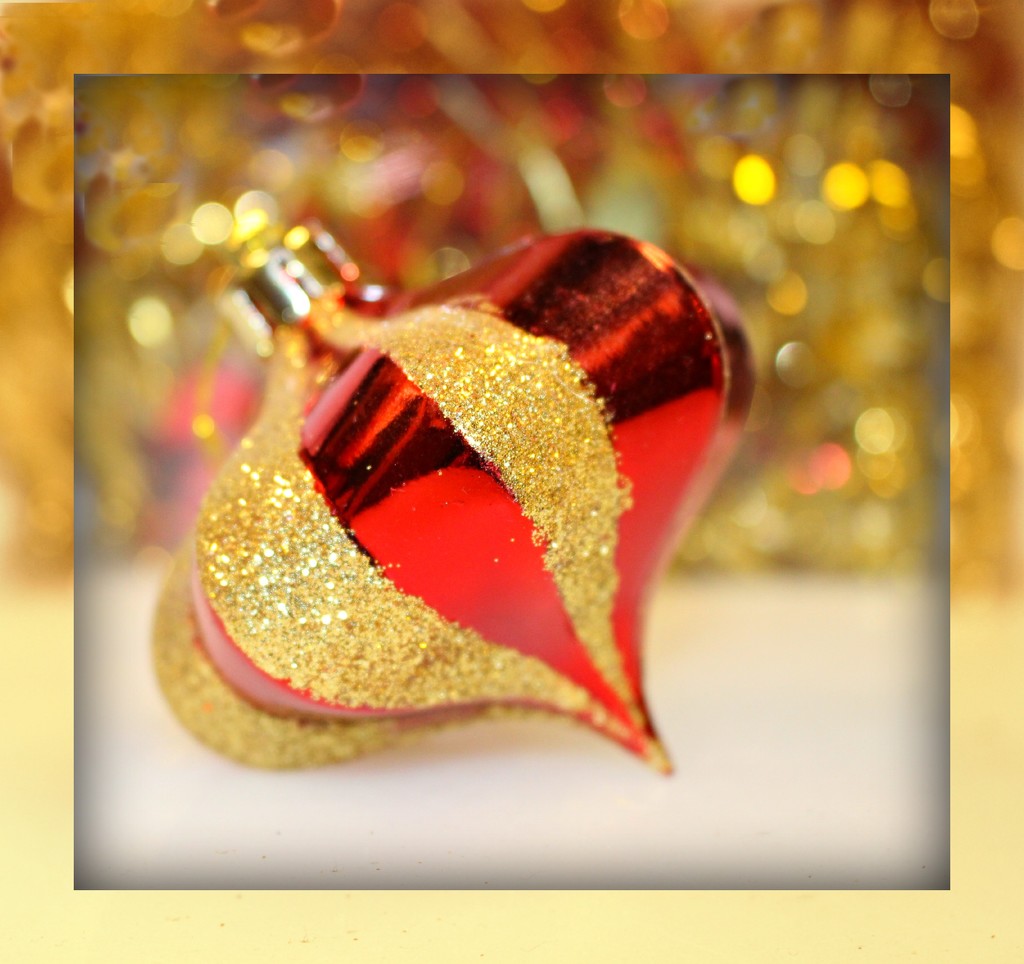 Bokeh and Bauble by wendyfrost