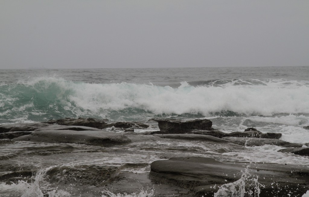 Wave on rocks..... by anne2013