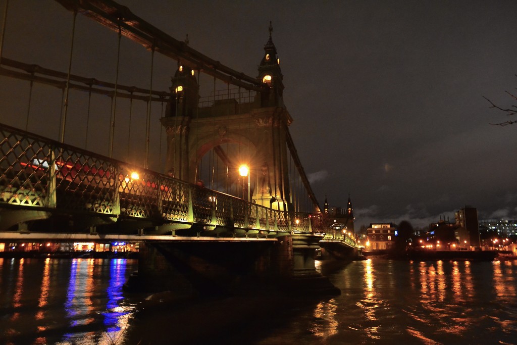 Hammersmith Bridge by tomdoel