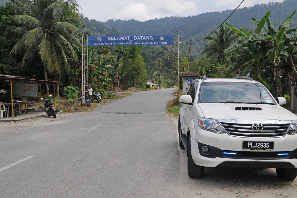 Road to Kampung Bukit Jana by ianjb21