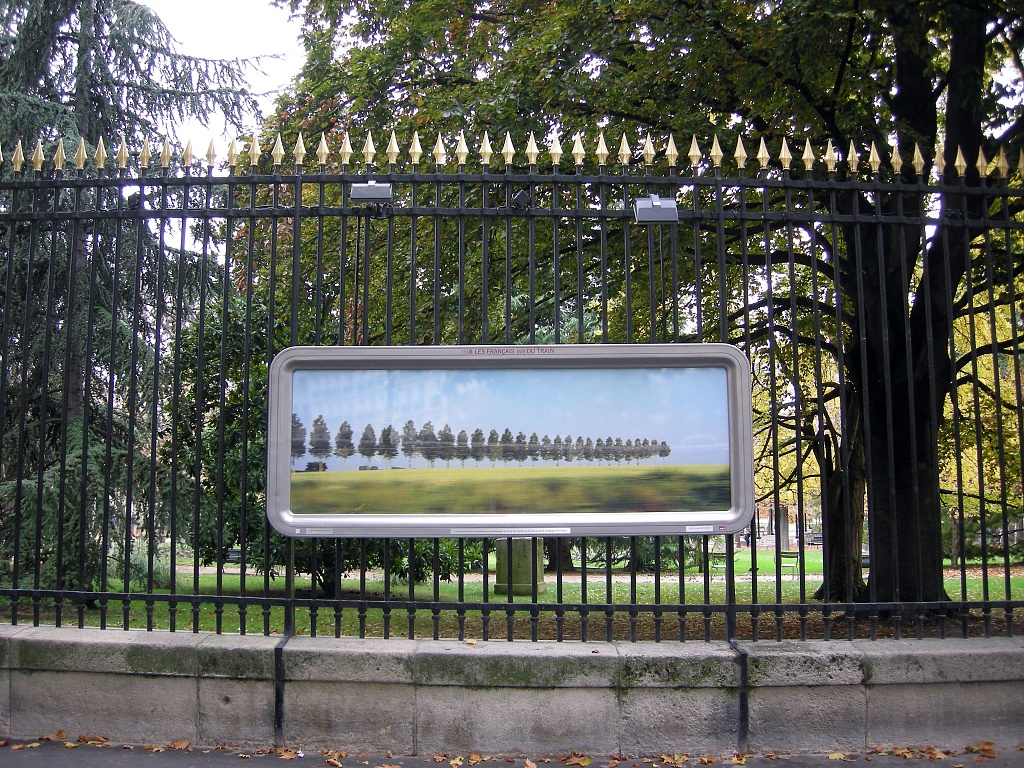 Gates of the Luxembourg Gardens: an exhibition "The French from the train" by parisouailleurs