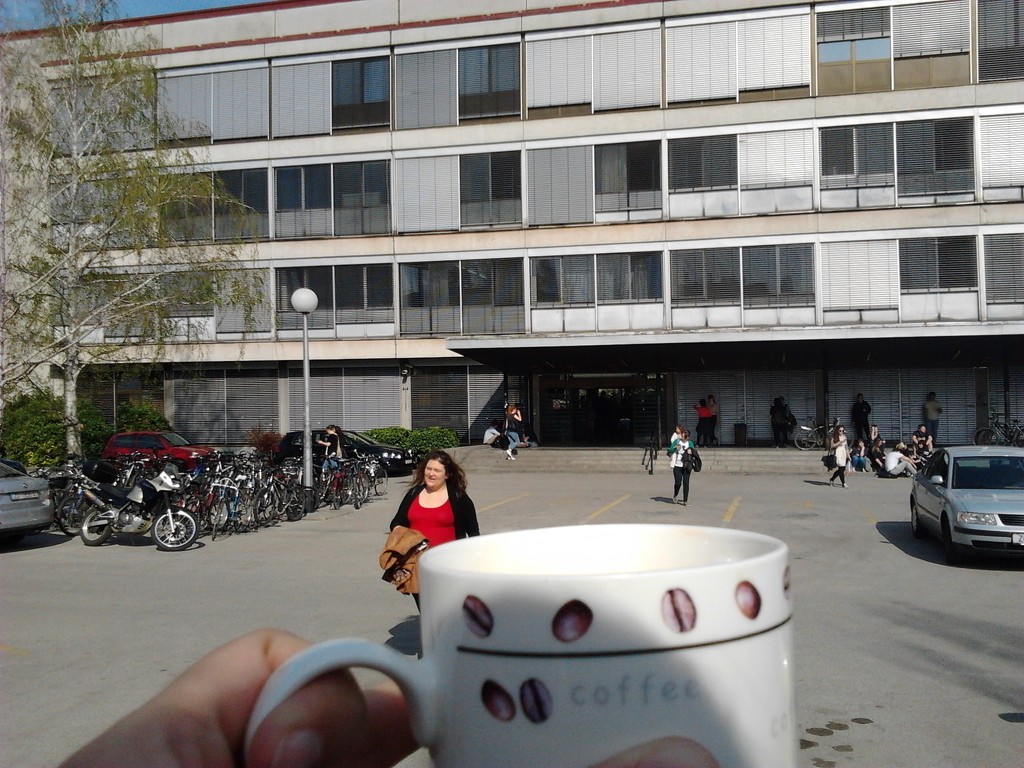 vrijeme za kavu ispred fakulteta~ by zardz