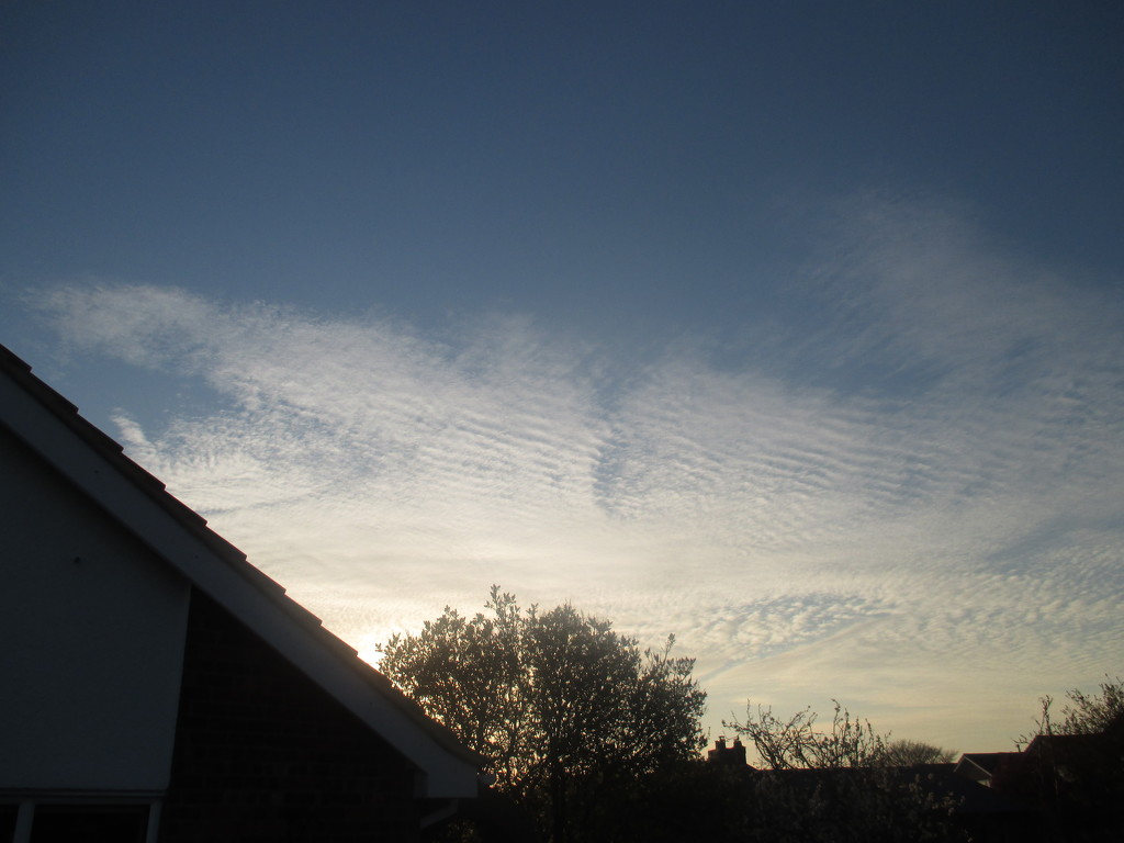 Mackerel sky this evening by g3xbm