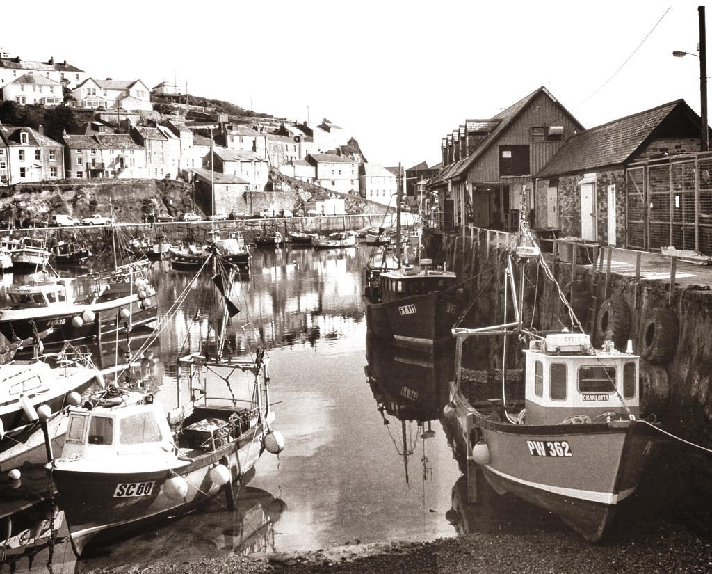 Mevagissey inner harbour by swillinbillyflynn