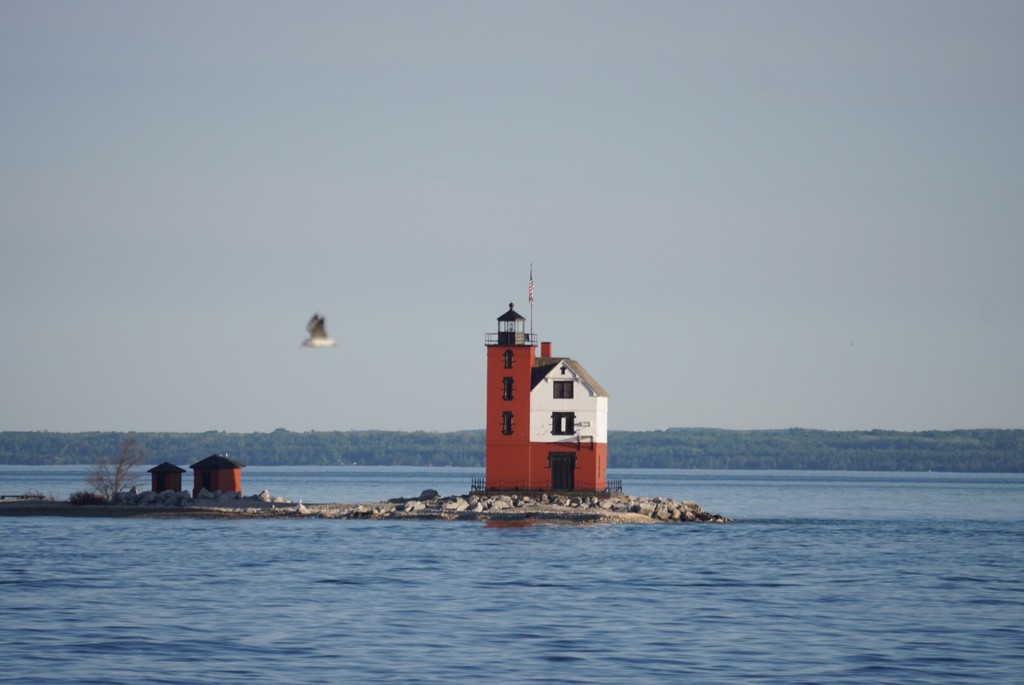 Round Island lighthouse by amyk