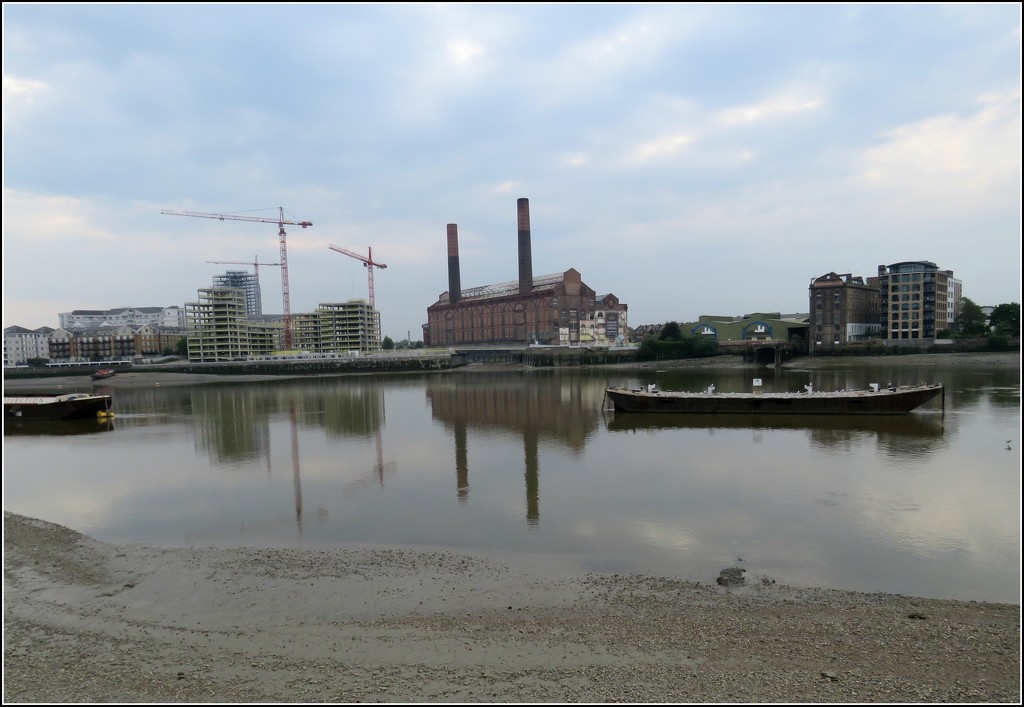 reflections at low tide on the Thames by cruiser