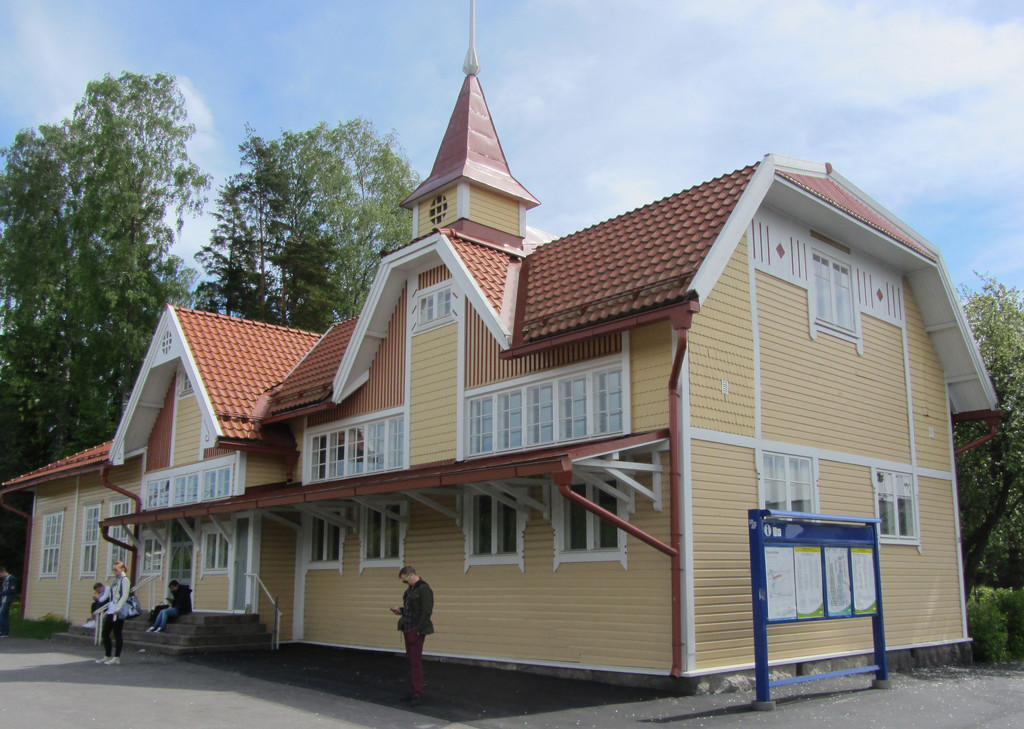 Kauniainen Railway Station by annelis