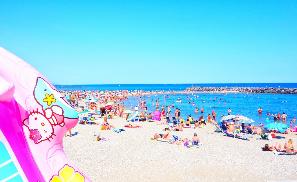 Hello Kitty at the beach.  by cocobella