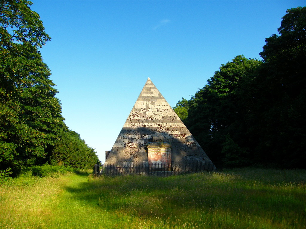 Norfolk's pyramid by jeff