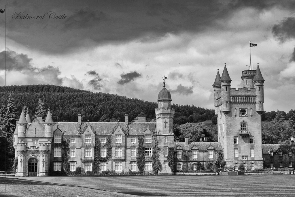 The Queen's Holiday Home by jamibann