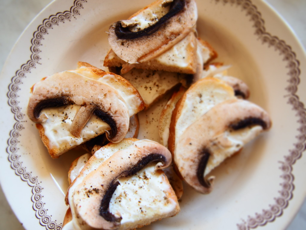 sandwiches with mushrooms by inspirare