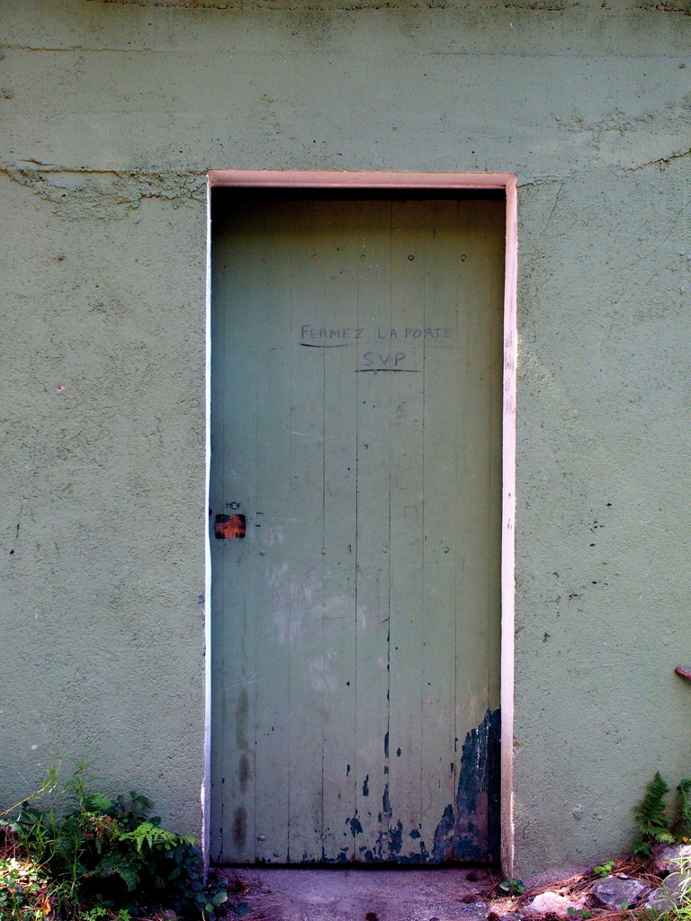Close the door, s'il vous plaît. by laroque
