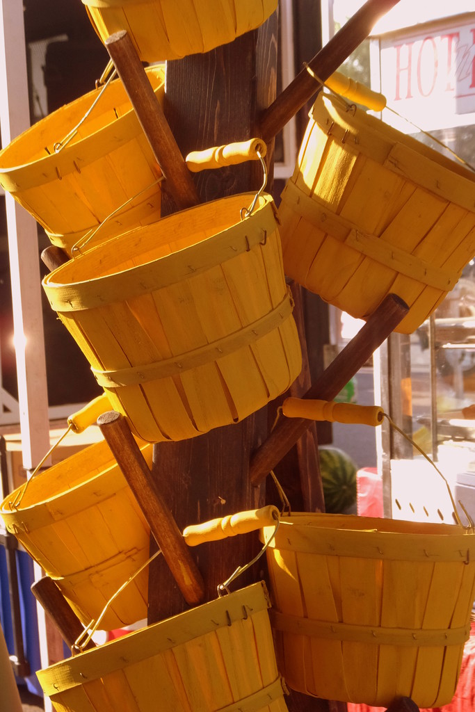 Basket Case by linnypinny