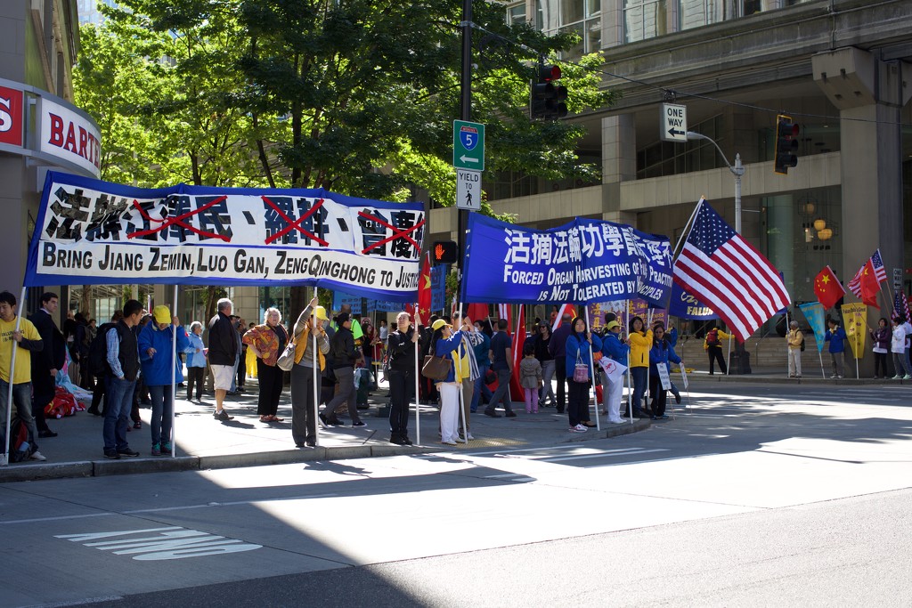 Chinese President Xi Jinping landed in Seattle on Tuesday to kick off a week long visit to the US. Protesters representing Falun Gong, a religious group that says it is repressed in China, held placards, while well-wishers waved Chinese and U.S. flags and large red cloth signs that read "Hello President Xi" in Chinese characters. by seattle