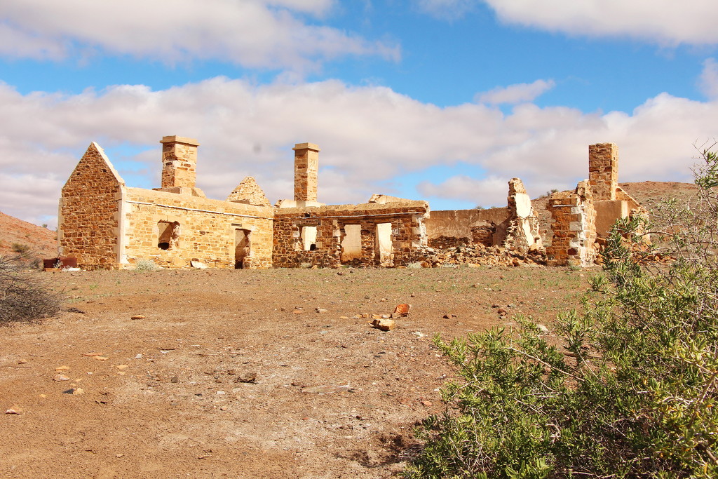 Old Peake Telegraph Station Ruins by terryliv
