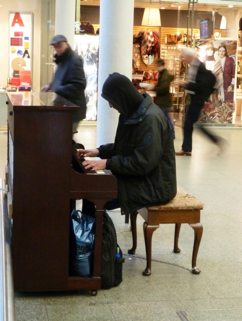 Piano player by boxplayer