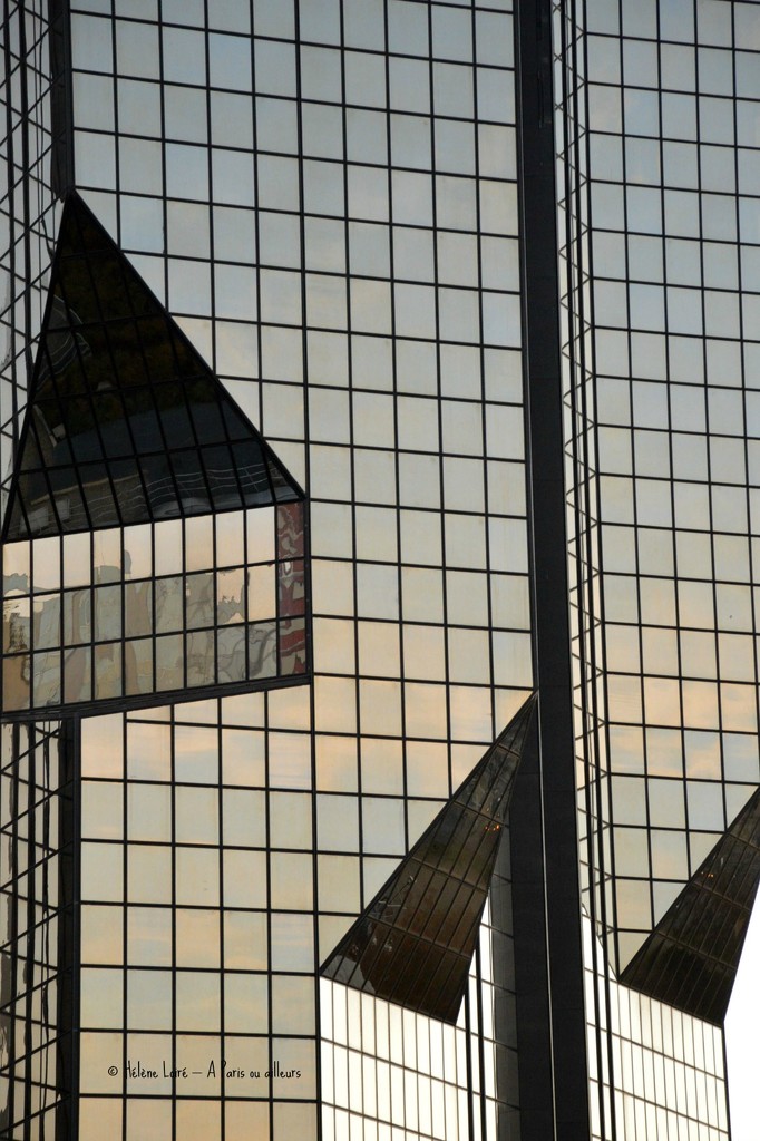 glass building by parisouailleurs