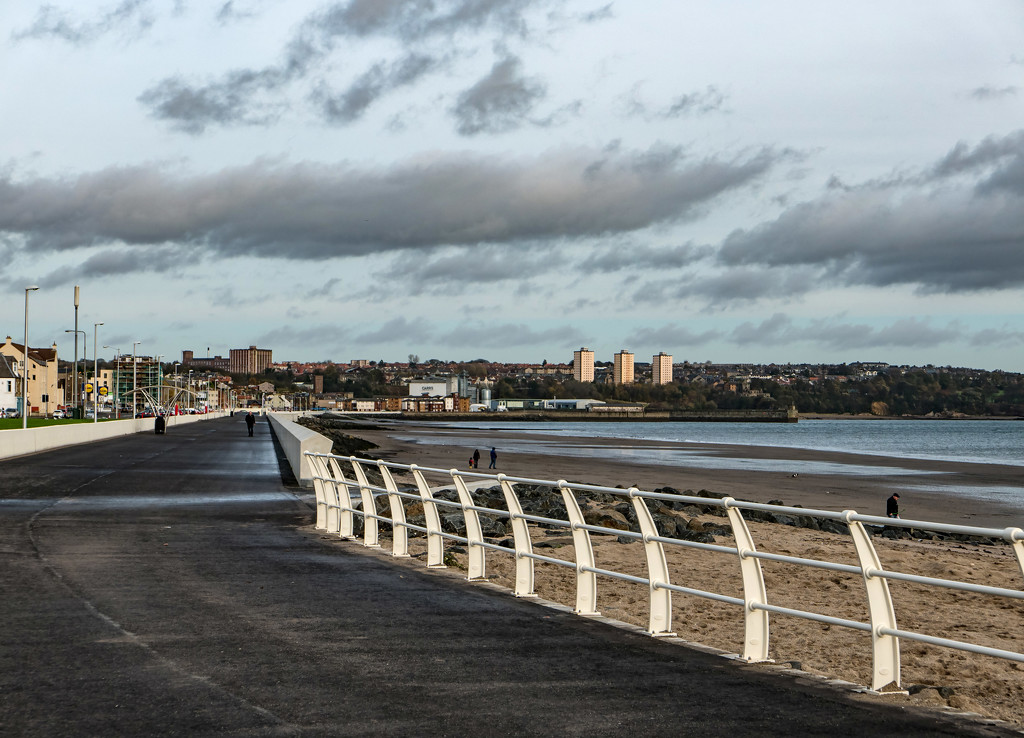 Kirkcaldy Promenade by frequentframes