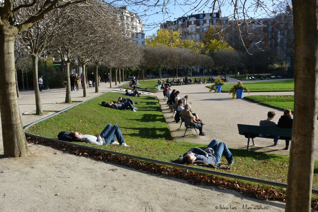resting in the park by parisouailleurs