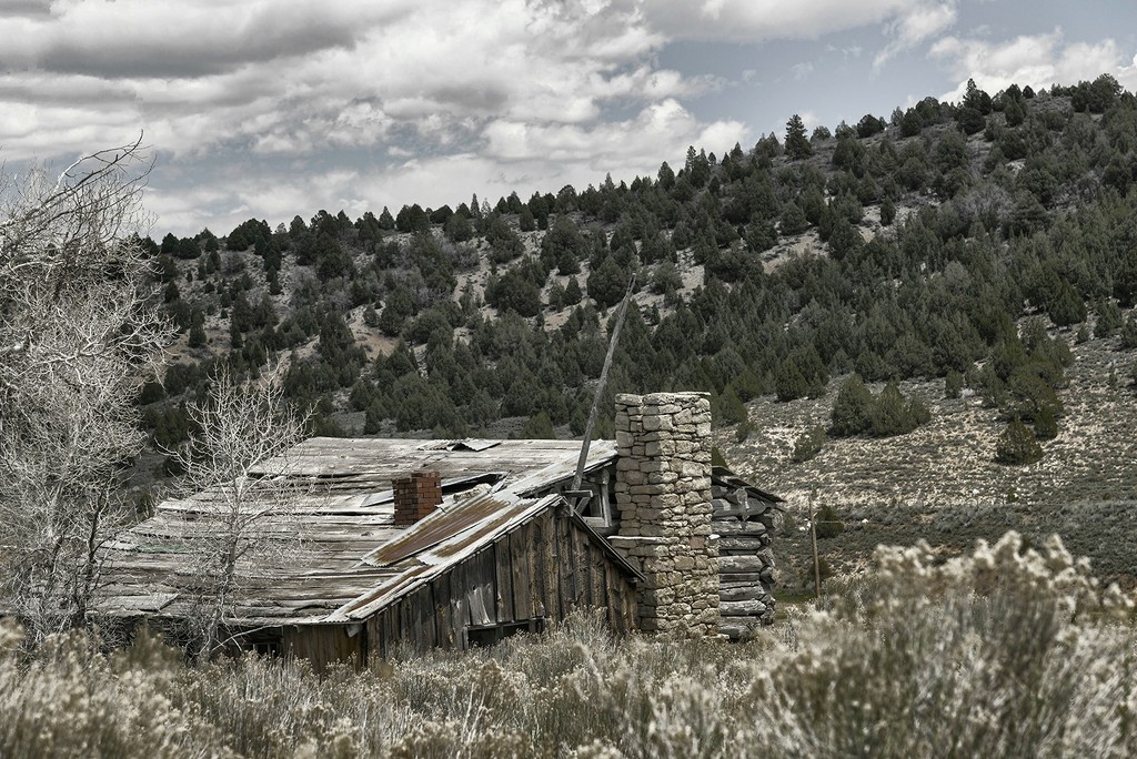 Abandoned Home desaturated by jgpittenger