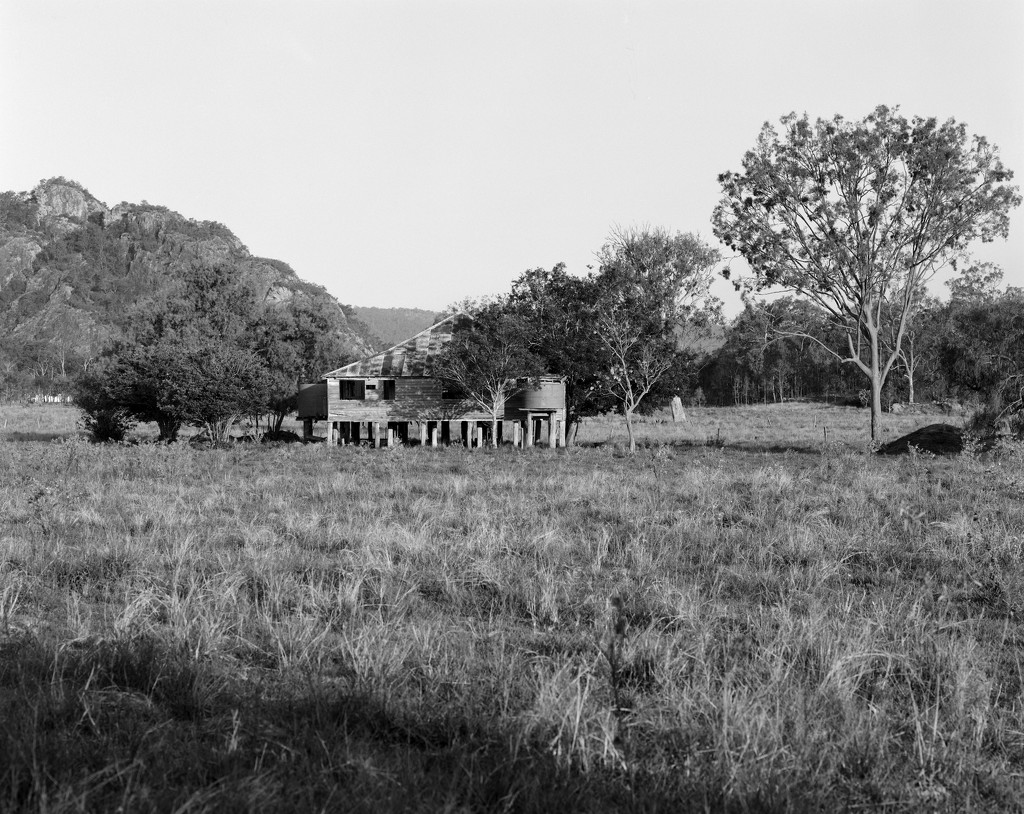 Abandoned Queenslander by peterdegraaff