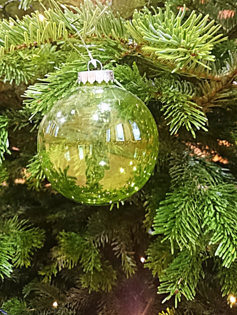Green bauble by boxplayer