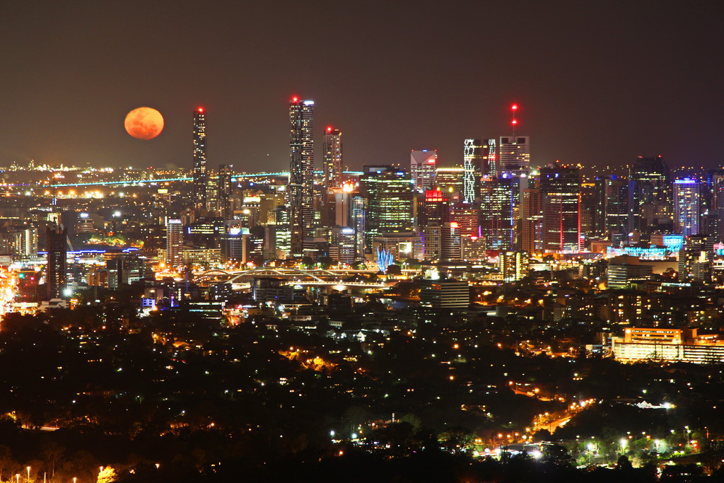 Full Moon over Brisbane by terryliv