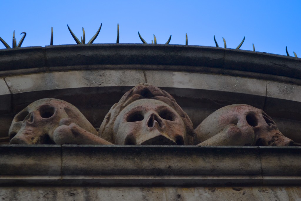 Skulls, St Olave Hart Street by tomdoel