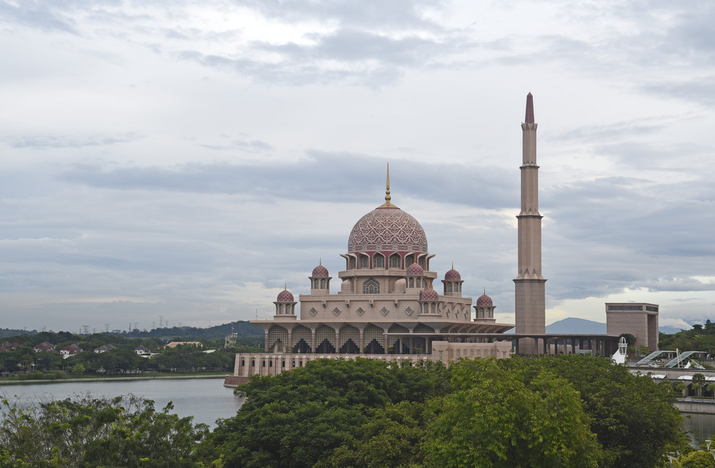 Putra Jaya state Mosque by ianjb21